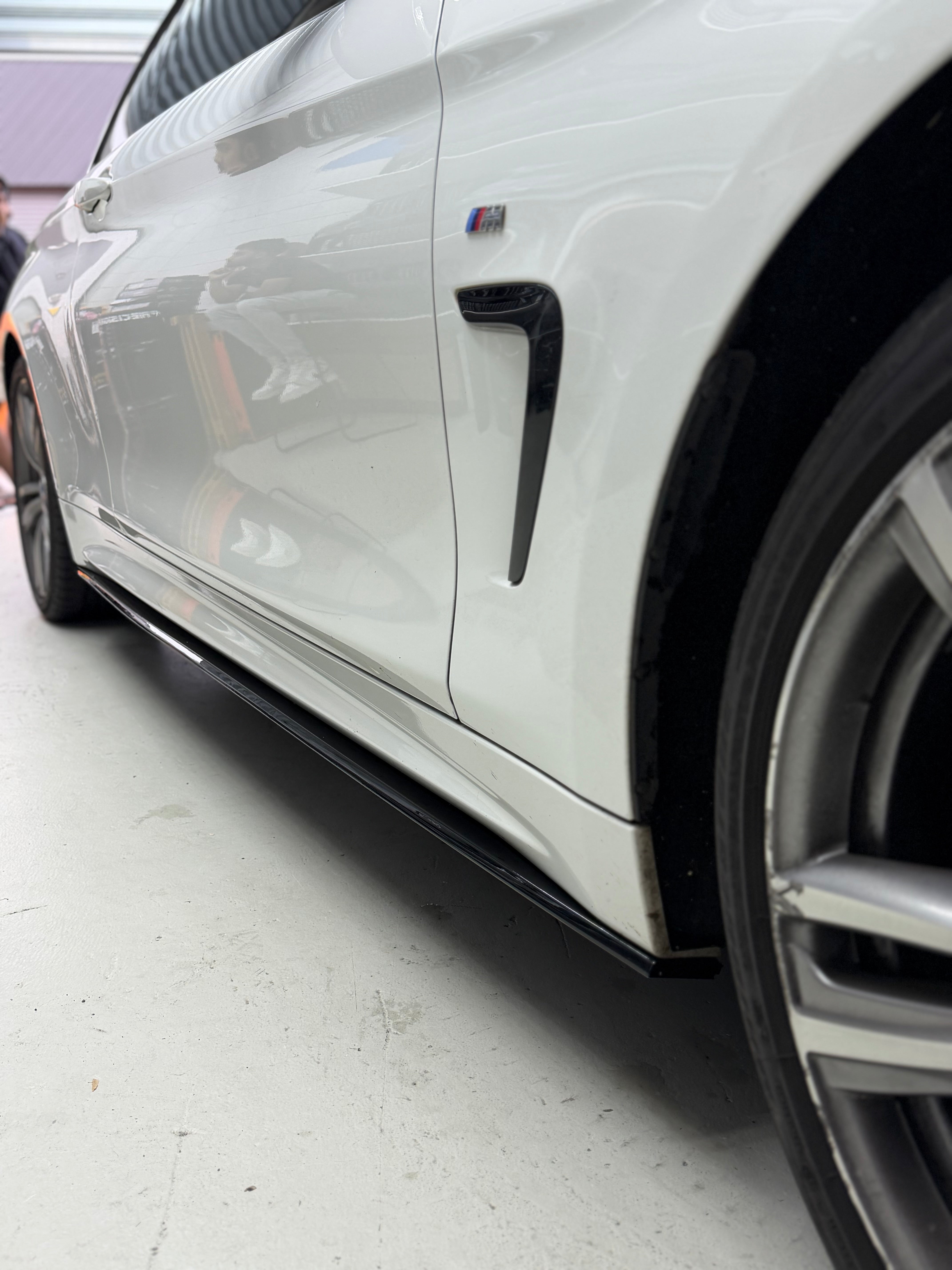 F32 M-Performance Side Skirts Glossy Black
